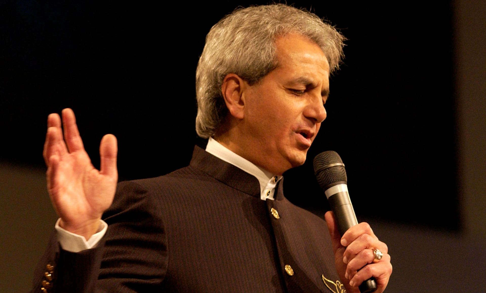 Benny Hinn praying during service