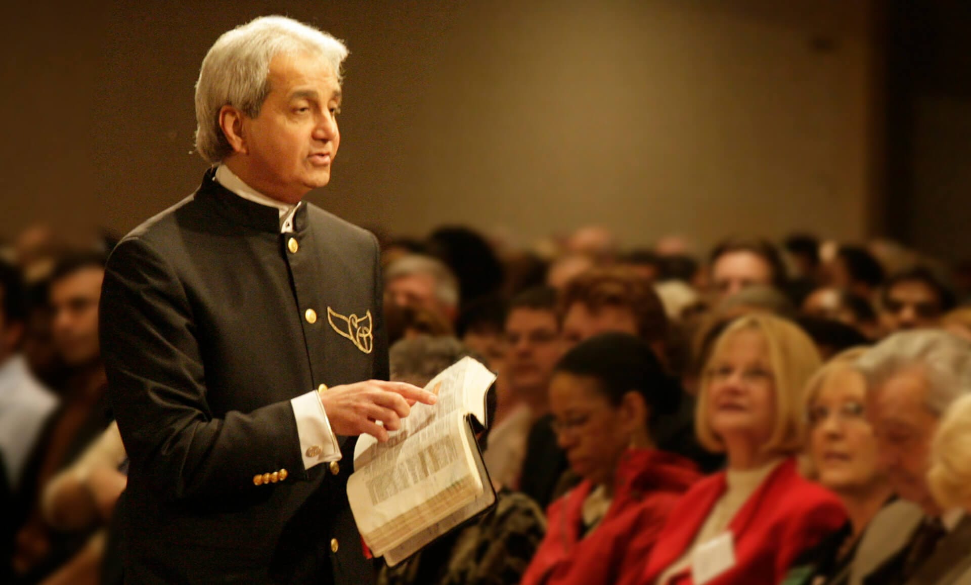 Pastor Benny Hinn speaking to crowd - enewsletter - Benny Hinn Ministries