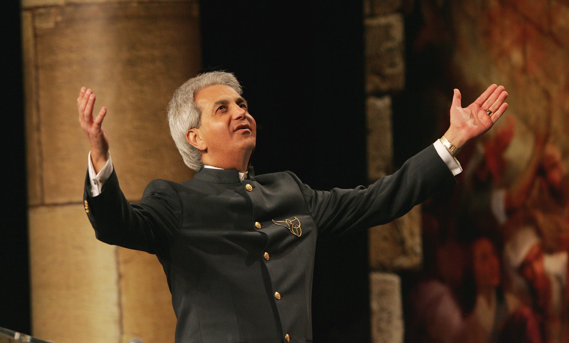 Benny Hinn worshiping - enewsletter - Benny Hinn Ministries