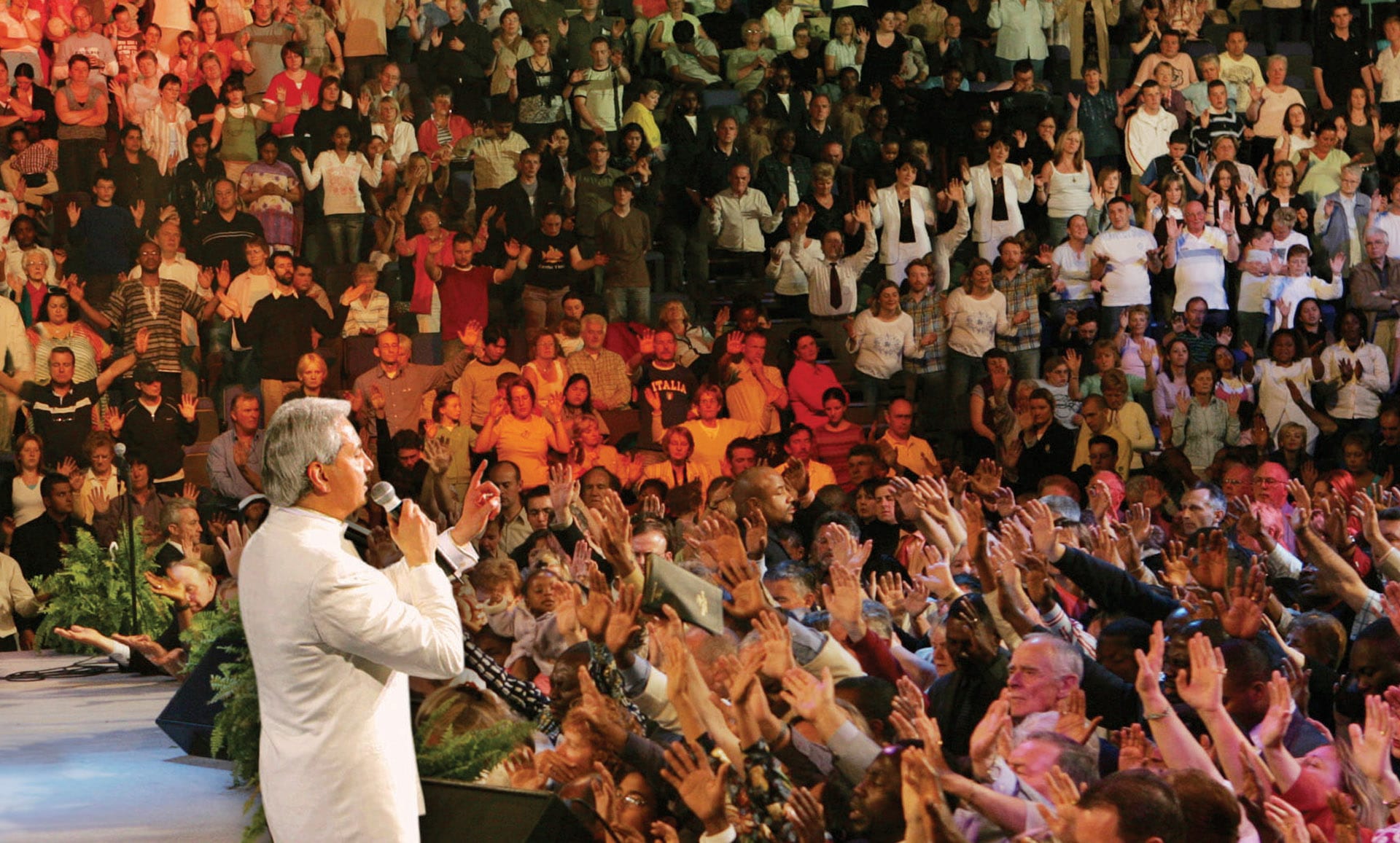 Pastor Benny Hinn – This Is Your Day – Benny Hinn Ministries Benny Hinn leads worship at an altar call