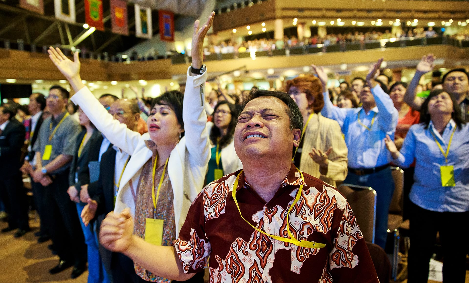 man praying – enewsletter – Benny Hinn Ministries man praying