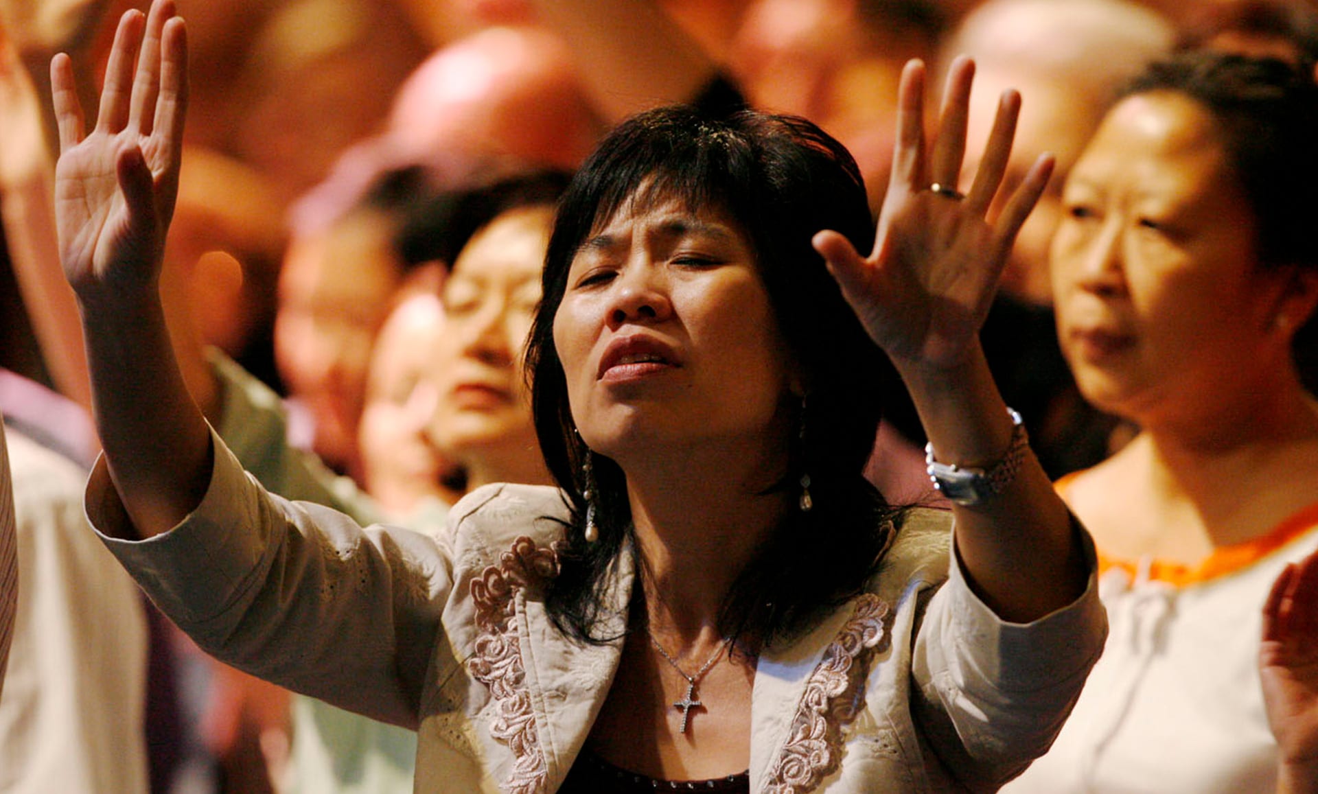 Women worshiping – enewsletter – Benny Hinn Ministries Women worshiping